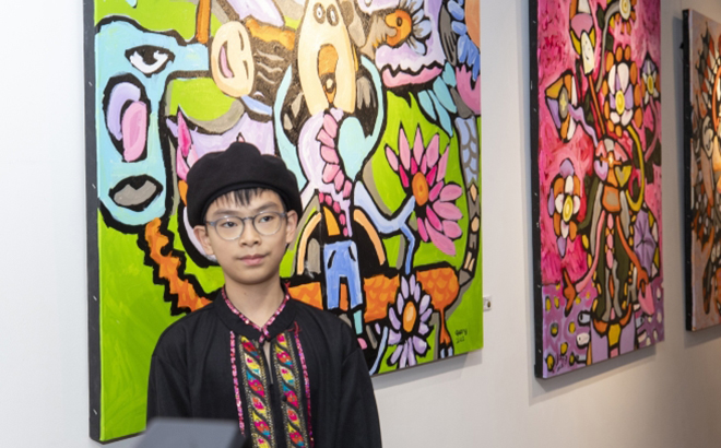 Họa sĩ nhí Hoàng Nhật Quang mặc đồ truyền thống của người Tày, ra mắt triển lãm đầu tay ở TP HCM.