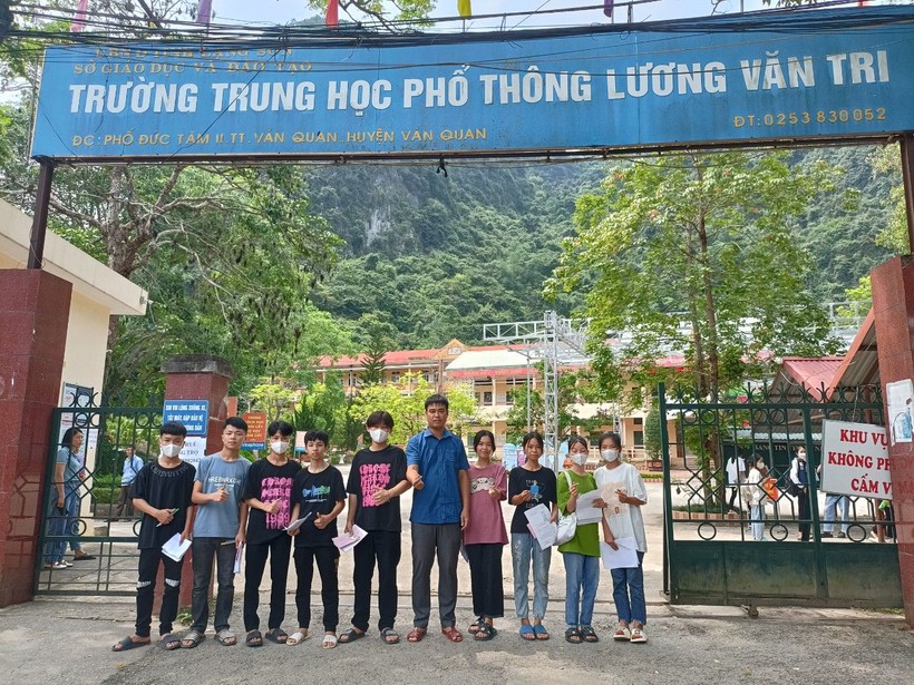 Thí sinh tại điểm thi Trường THPT Lương Văn Tri vui vẻ sau buổi thi đầu tiên.