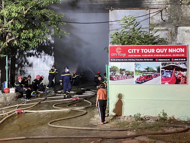 Bình Định: Cháy lớn khiến kho xe điện bị thiêu rụi trong đêm - Ảnh 1.