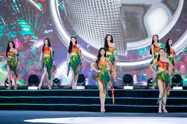Top 40 thí sinh Hoa hậu Thế giới Việt Nam 2023 đồng diễn - Ảnh: KIẾNG CẬN TEAM