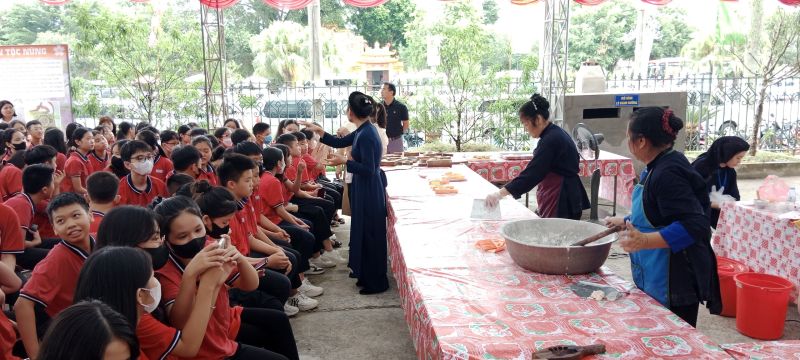 Học sinh Trường THCS Chi Lăng, thành phố Lạng Sơn trải nghiệm các làm bánh trung thu truyền thống tại lễ hội