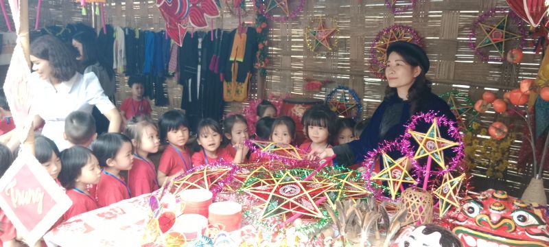 Các em học sinh Trường mầm non 2-9, thành phố Lạng Sơn tham quan gian hàng truyền thống tại lễ hội