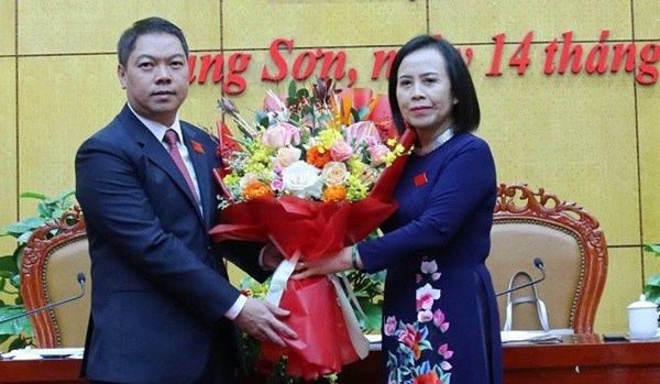 Tân Phó Chủ tịch UBND tỉnh Lạng Sơn, ông Đoàn Thanh Sơn (bên trái).