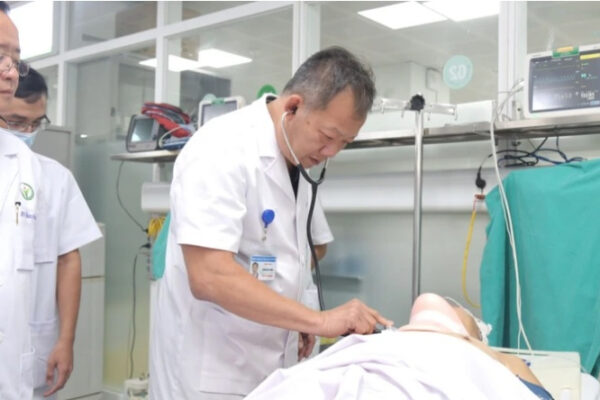 Các bác sĩ Bệnh viện Việt-Đức đang tập trung cấp cứu chữa cho bệnh nhân