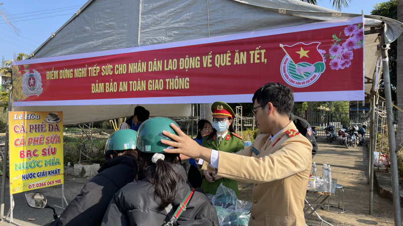 CSGT tặng mũ bảo hiểm, bánh chưng để tiếp sức cho người dân về quê ăn Tết -0