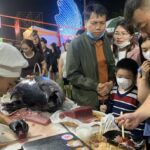Bình Định: Du khách thích thú thử món cá ngừ sống được “xẻ thịt” từ con cá ngừ nặng 105kg