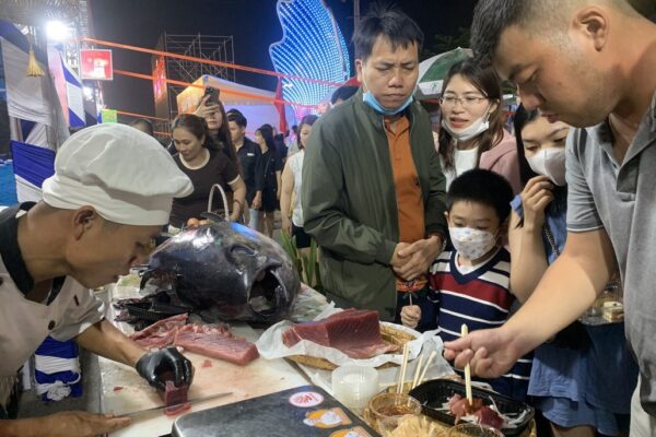 Bình Định: Du khách thích thú thử món cá ngừ sống được “xẻ thịt” từ con cá ngừ nặng 105kg