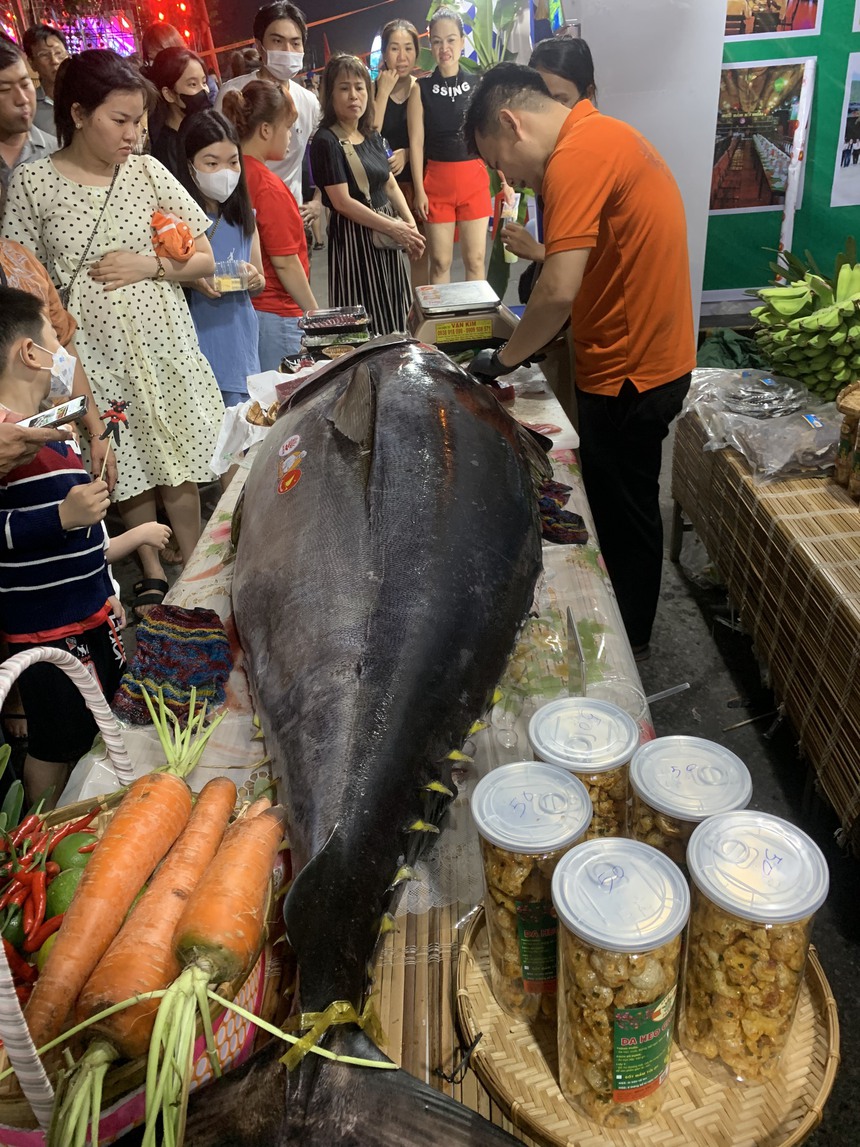 Bình Định: Du khách thích thú thử món cá ngừ sống được “xẻ thịt” từ con cá 105kg- Ảnh 3.
